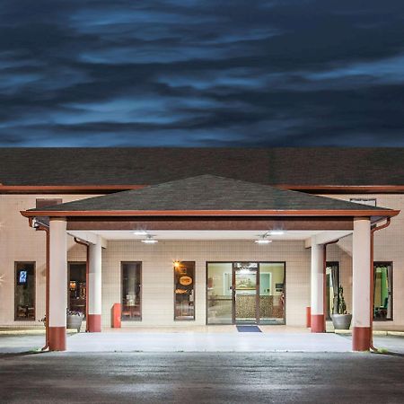Super 8 By Wyndham Malvern Ngoại thất bức ảnh